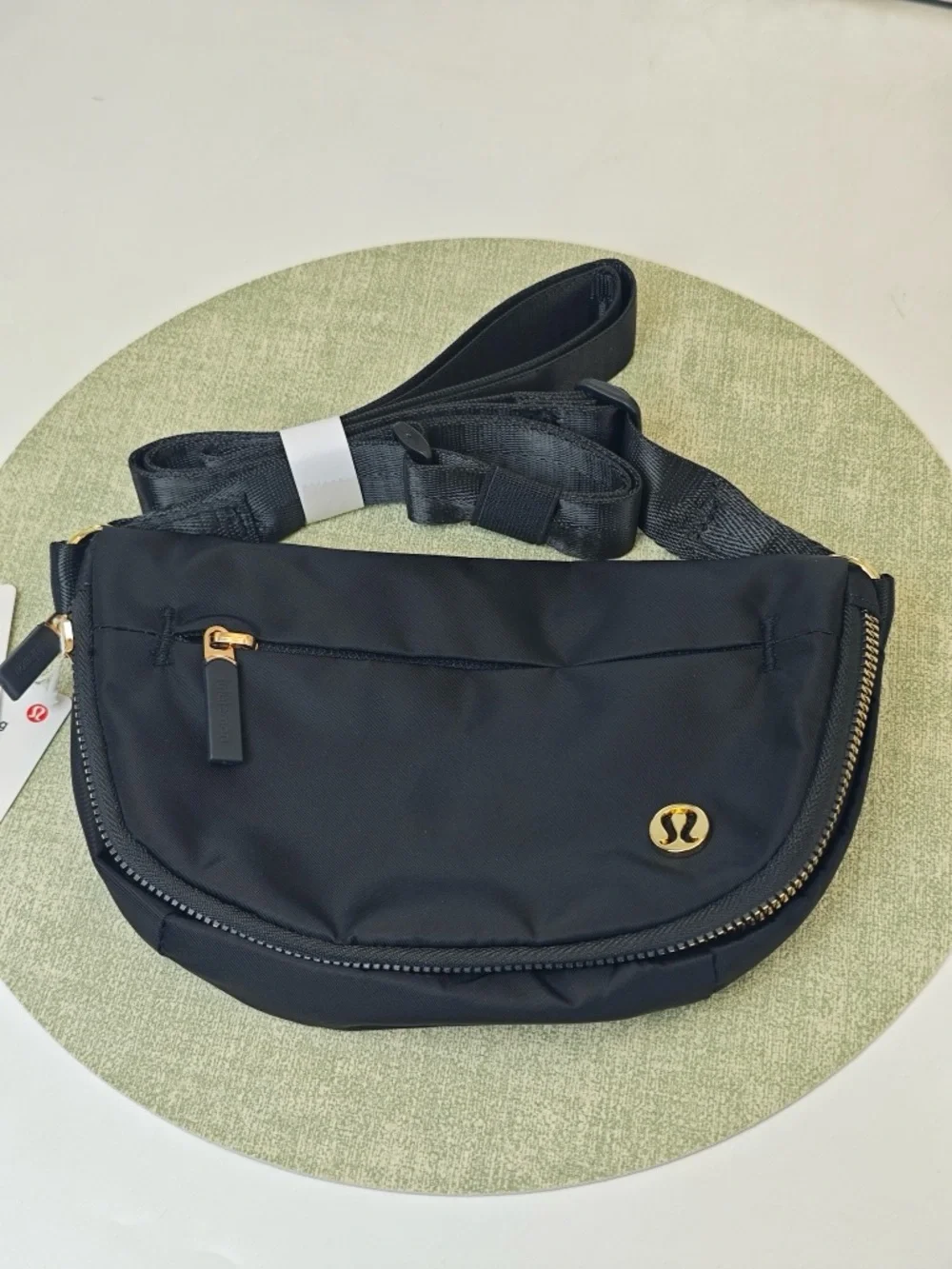 lululemon athletica Black Crossbody Belt Bag with Gold Hardware 2L - Picture 2 of 5